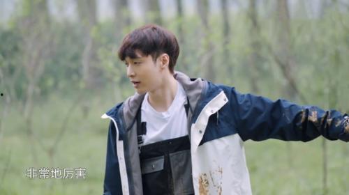 张艺兴吃瓜真假视频,真瓜还是假象，真相大揭秘