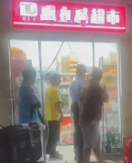 南京商场吃瓜事件视频,一场引发热议的公共冲突瞬间