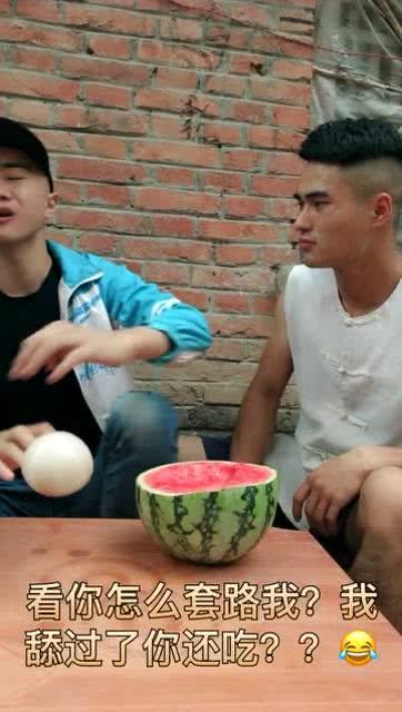 假装吃瓜的搞笑视频